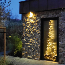  - Svítící vánoční strom na dveře Fairybell, 210 cm, 60 LED, teplá bílá 