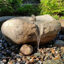  - Vrtaný přírodní kámen s pítkem pro zahradní fontánu