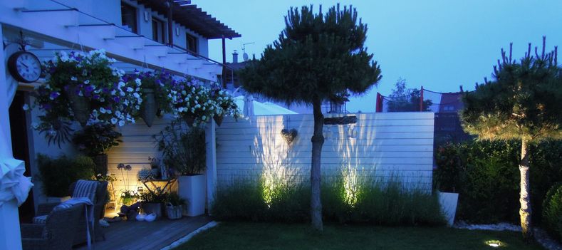 Dekorativní osvětlení zahrady pomocí jednoduchého konektorového systému 