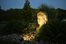Nasvícení kamenné sochy zahradním LED reflektorem