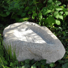 Pítko z přírodního kamene ve tvaru listu 