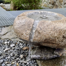 Přírodní vrtaný kámen s pítkem 