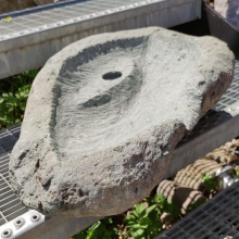 Vrtaný kámen s originálním pítkem pro zahradní fontánu 