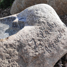 Zahradní kamenné pítko s nápisem  