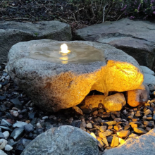  - Přírodní vrtaný kámen s pítkem pro zahradní fontánu