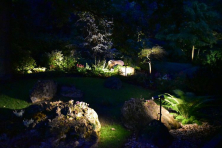 Dekorativní venkovní osvětlení pro bezpečný pohyb v zahradě 