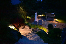 Zahradní osvětlení u venkovního posezení v zahradě
